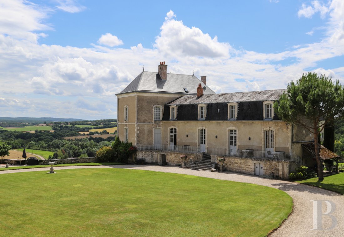 A chateau overlooking the Yonne from the edge of a cliff in Burgundy, not far from Vézelay - photo  n°1